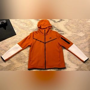 🤍Brown and white Nike tech 🤎